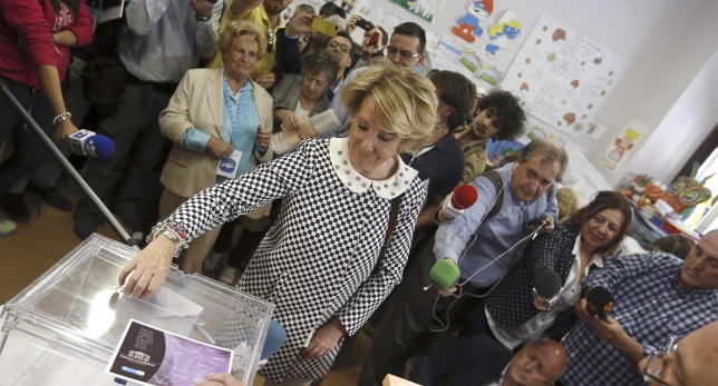 Esperanza Aguirre ejerciendo el derecho al voto