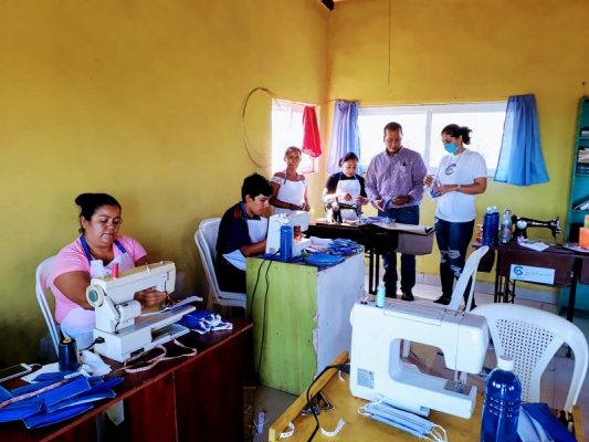 Pastor nicaragüense confecciona mascarillas para regalarlas