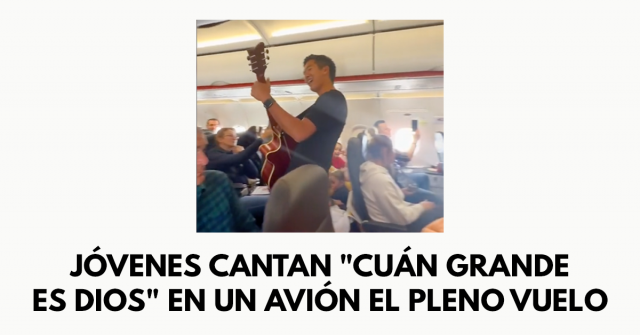 Jóvenes cantan Cuán grande es Dios en un avión el pleno vuelo