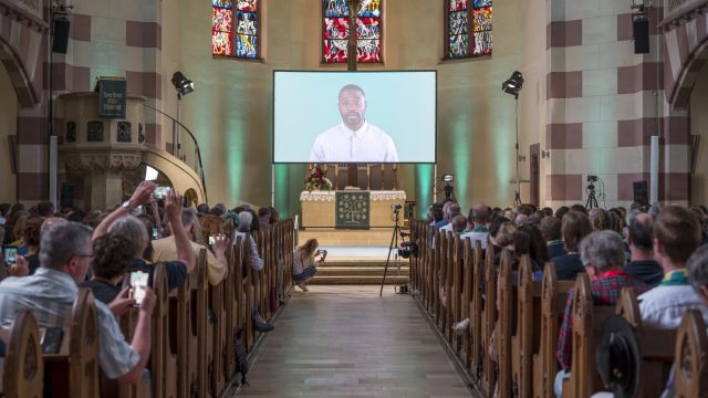 Inteligencia artificial predica en una iglesia